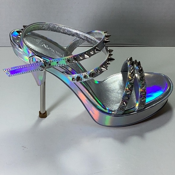 Alexander McQueen
Punk Stud Metallic Leather Ankle-Strap Sandals - Picture 5 of 10